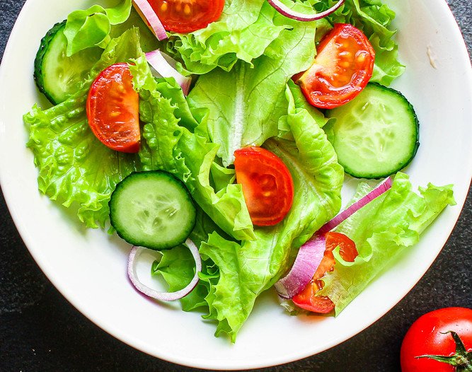 Salade de laitue, concombre et tomates